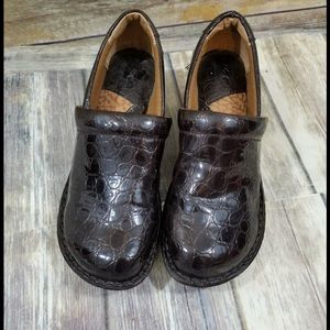 Born BOC clogs Croc Print Size 7.5 brown nursing